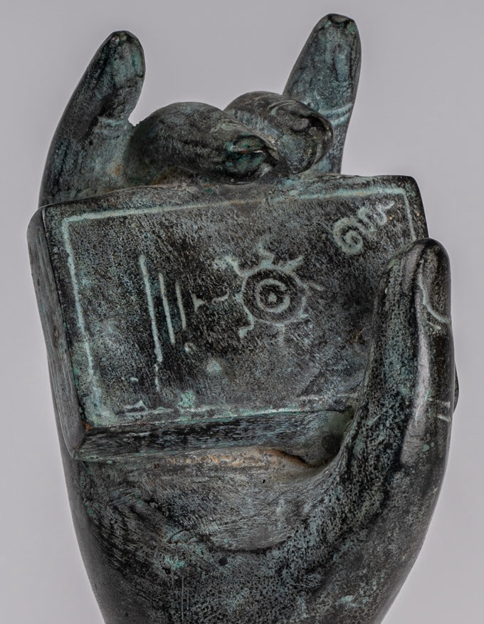 Mano e Sutra in bronzo del sud-est asiatico antico in stile Khmer montato - 17 cm/7"